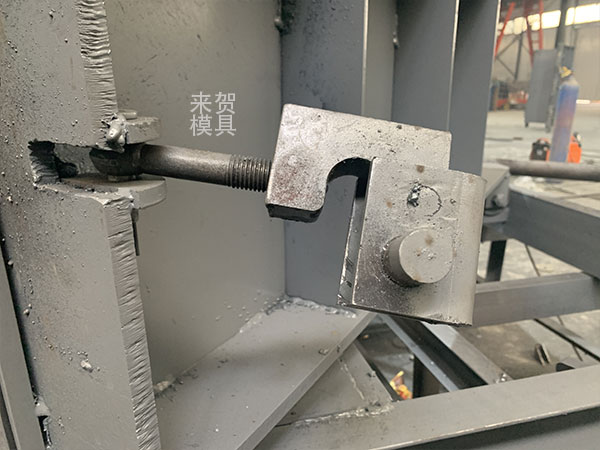 一體式雨水檢查井模具的外模卡扣部分